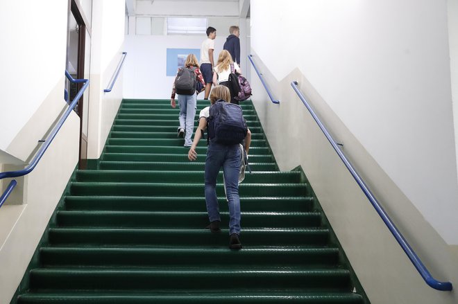 Ob prehodu z razredne na predmetno stopnjo so otroci pred novim prilagajanjem. FOTO LEON VIDIC/DELO
