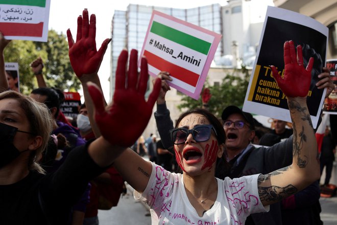 Protesti pred iranskim konzulatom v Istanbulu. FOTO: Murad Sezer/Reuters
