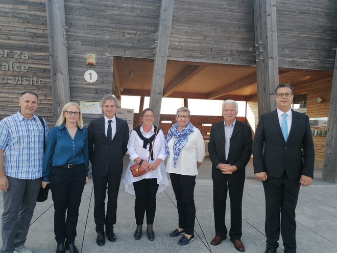 Kandidati Gibanja svoboda v istrskih mestih so od četrte do sedmega z leve: Manuela Rojec, Breda Krašna, Milan Bogatič in&nbsp;Aleš Bržan. Pred njimi v vrsti so poslanec Robert Janev, generalna sekretarka Gibanja Svobode Tamara Kozlovič in premier Robert Golob.
FOTO: Nataša Čepar
