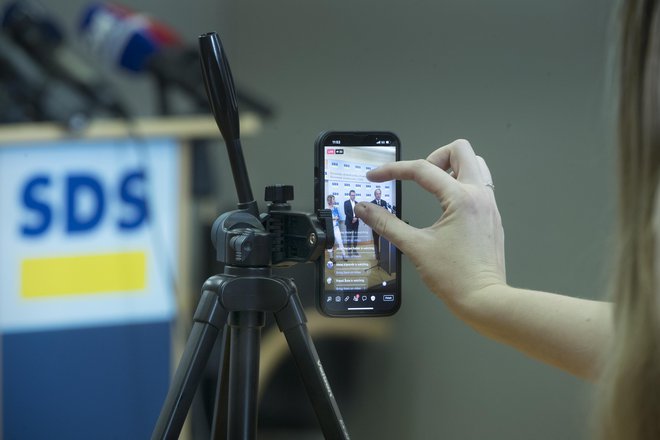 Nova Slovenija se, da se vidi, kako so neodvisni, ne bo pridružila esdeesovim soborcem, čeprav je tudi ona proti bohotenju birokracije. FOTO JURE ERŽEN/DELO
