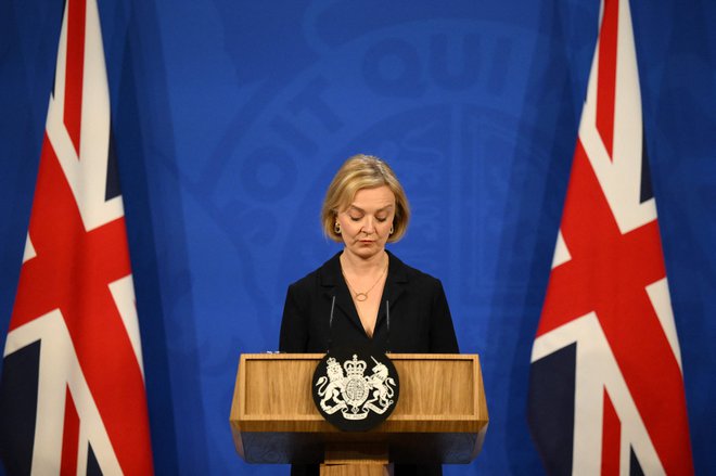 Britanska premierka Liz Truss se po zamenjavi finančnega ministra tudi sama bori za politično preživetje. Foto: Daniel Leal/Afp
