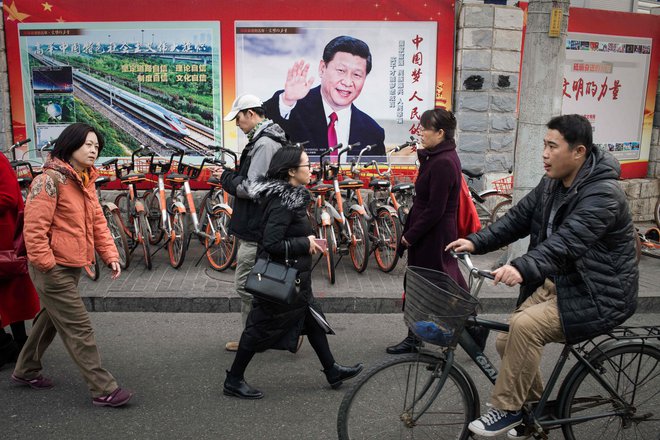 Kitajski predsednik Xi Jinping bo jutri pred delegati prebral poročilo, v katerem bo pomembna skoraj vsaka beseda. FOTO: Nicolas Asfouri/AFP
