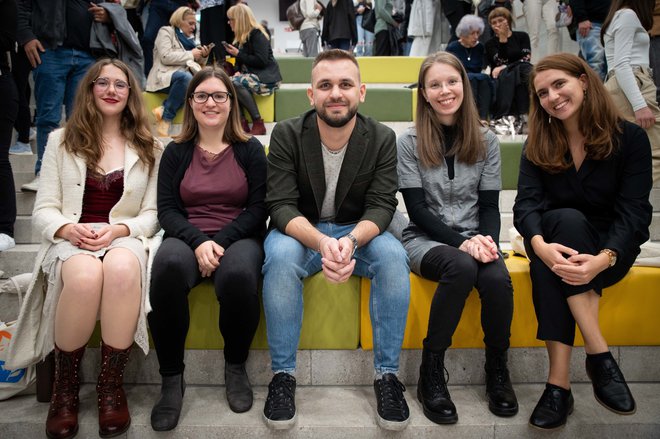 Na prireditvi Ostaja le glas so se zbrale tudi finalistke Ema Odra Raščan, Katja Kožuh, Mojca Petaros in Ines Tobias ter lanski nagrajenec Alex Kama Devetak. Foto Matej Maček
