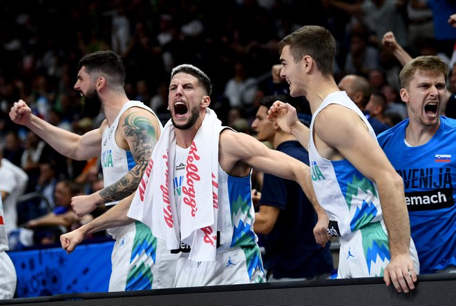 Aleksej Nikolić (v sredini) spodbuja soigralce med nesrečno tekmo četrtfinala EP v košarki s Poljsko v Berlinu. FOTO: Annegret Hilse/Reuters
