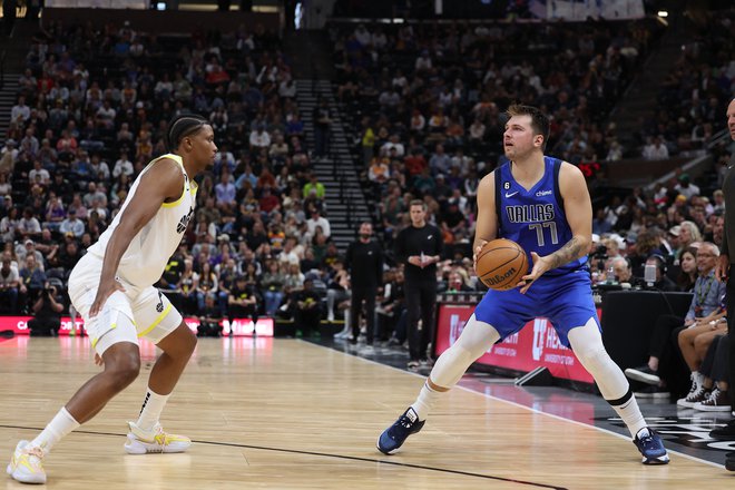 Luka Dončić v zanj značilnem položaju pred metom na koš. FOTO: Rob Gray/Usa Today Sports
