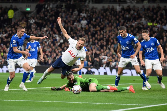 Harry Kane je izkoristil enajstmetrovko po prekršku nad njim (na fotografiji). FOTO: Daniel Leal/AFP
