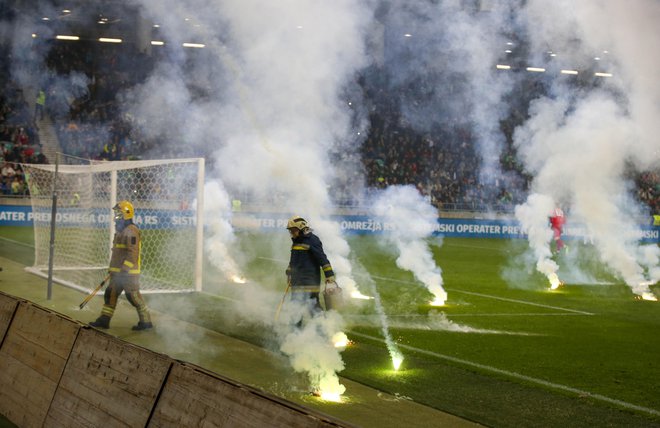 V Stožicah je bilo spet pirotehnično, kar je povzročilo tri prekinitve tekme. FOTO: Matej Družnik
