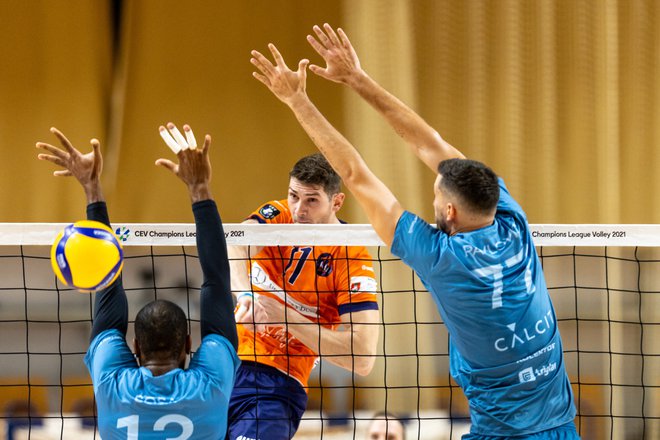 Reprezentant Danijel Koncilja (v oranžnem dresu) je za ACH Volley prispeval 15 točk. FOTO: Matic Klanšek Velej
