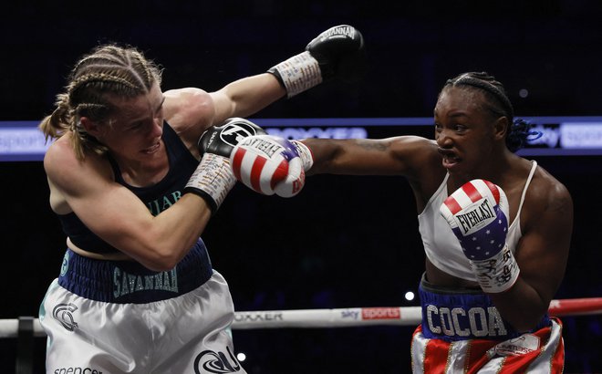 Claressa Shields (desno) je kot za stavo zadevala Savannah Marshall. FOTO: Andrew Couldridge/Reuters
