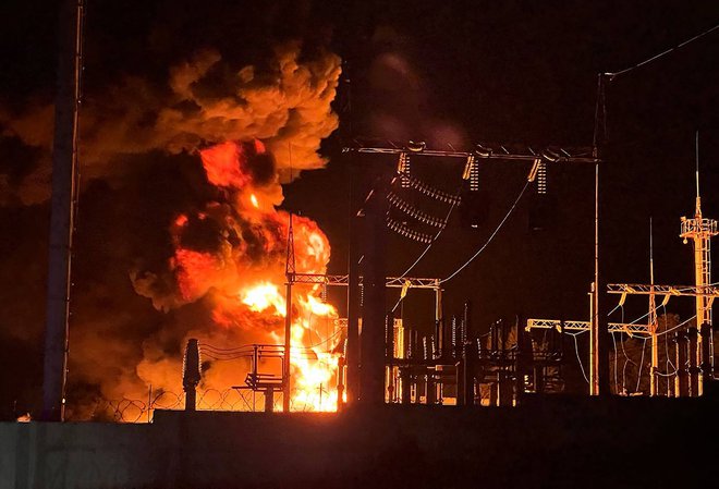 V petek so oblasti poročale o napadu na elektrarno v mestu Belgorod, za katerega so obtožile Ukrajino, dan pred tem pa je raketa v tem mestu zadela stanovanjski blok. FOTO: AFP
