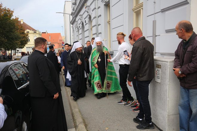 Patriarh Porfirije (v zelenem ogrinjalu) ima profil na družabnem omrežju, bil je pooblaščen za razvoj cerkvenih spletnih vsebin in je eden od ustanoviteljev prve pravoslavne radijske postaje &ndash; Radia Svetigore. Na fotografiji med sobotnim prihodom v Vukovar. FOTO: Vlado Kos/Cropix
