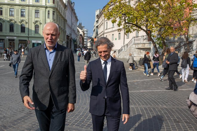 Premier Robert Golob si je v petek dopoldne vzel čas za promocijo skupne predsedniškega kandidata dveh koalcijskih strank. Brez njegovega poteniciala očitno ne gre. FOTO: Voranc Vogel
