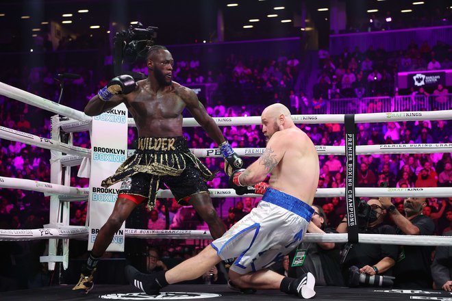 Deontay Wilder (levo) je takole spravil na kolena Roberta Heleniusa. FOTO: Al Bello/AFP
