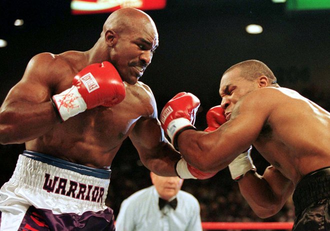 Evander Holyfield (levo) med drugim dvobojem s Tysonom v Las Vegasu. Kariero je končal po 57 dvobojih (44 zmag, 29 z nokavtom, 10 porazov). FOTO: Gary Hershorn/Reuters
