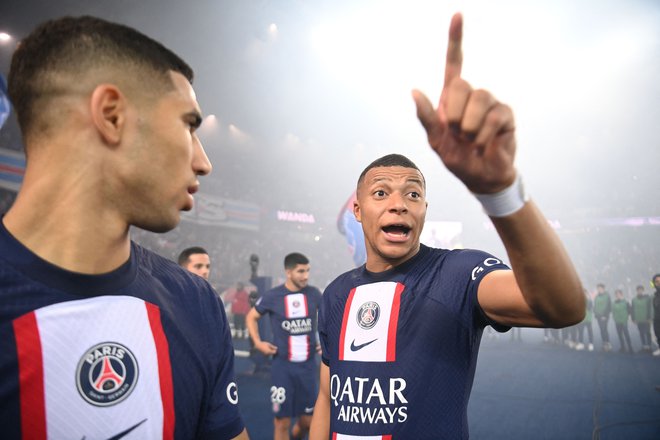 Kylian Mbappe je z navijači v prestolnici lahko v nedeljo zvečer proslavil novo zmago nad srditim rivalom iz Marseilla. FOTO: Franck Fife/AFP
