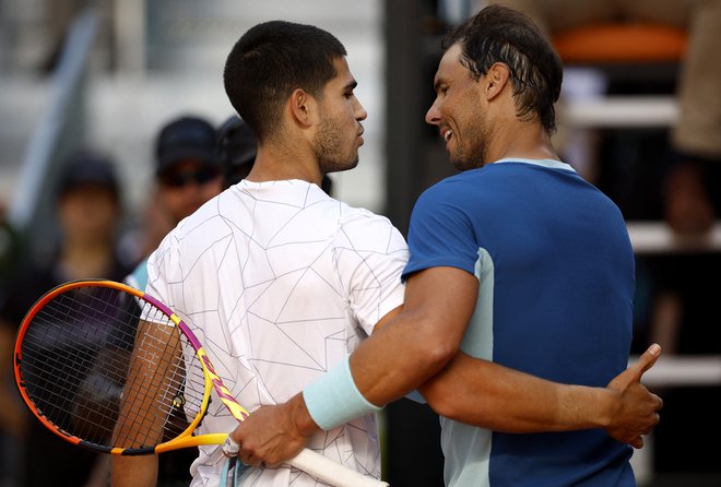 Carlos Alcaraz (levo) in Rafael Nadal po letošnjem spopadu v Madridu, kjer se je v četrtfinalu turnirja serije masters 1000 zmage s 6:2, 1:6 in 6:3&nbsp;veselil Alcaraz. FOTO: Juan Medina/Reuters
