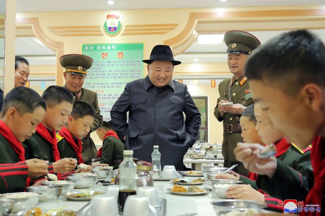 Severnokorejski voditelj Kim Jong Un je obiskal revolucionarno akademijo Mangyongdae v Pjongjangu. Foto: Stringer/Afp
