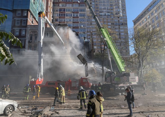 Gasilci poskušajo pogasiti ogenj. FOTO: Gleb Garanich/Reuters
