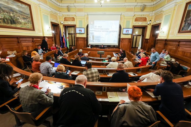 Polovica vseh točk na zadnji seji mestnega sveta je bila namenjena prostorskim dokumentom. FOTO: Črt Piksi/Delo
