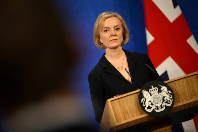 Liz Truss je artikuliranje vladnega odziva na krizo tako rekoč v celoti prepustila novemu finančnemu ministru. Foto: Daniel Leal/Reuters
