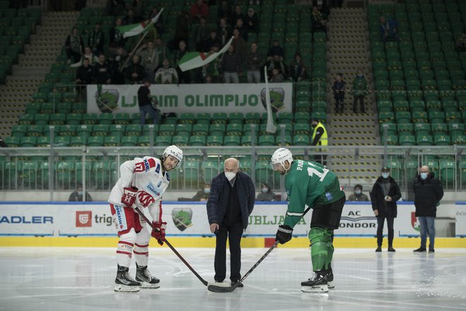 Na tivolskem ledu se dogaja marsikaj, na tribunah pa je preveč praznih sedežev. FOTO:&nbsp;Jure Eržen/Delo
