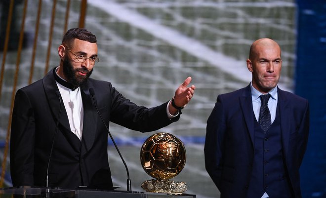 Benzemaju je nagrado predal Zinedine Zidane. FOTO: Franck Fife/AFP
