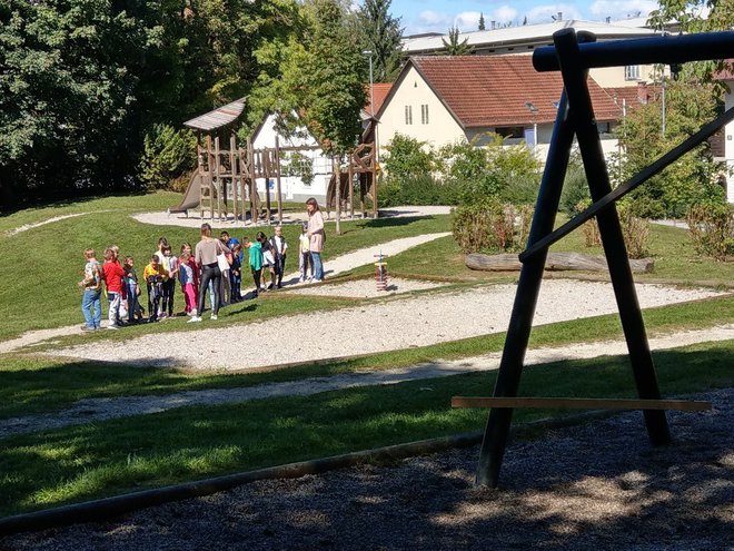 Otroško igrišče na Galetovem je dobro obiskano tudi v času šolskega pouka. FOTO: Aleš Stergar
