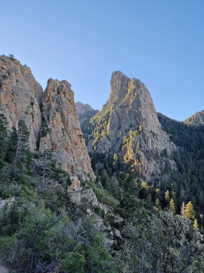 Mogočne granitne stene grebena Sandia FOTO: Anton Gradišek
