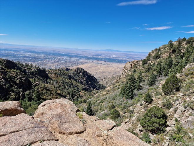 Pogled na Albuquerque in zeleni pas ob reki Rio Grande, v daljavi se slutijo obrisi ugaslih vulkanov.&nbsp;FOTO:&nbsp;Anton Gradišek
