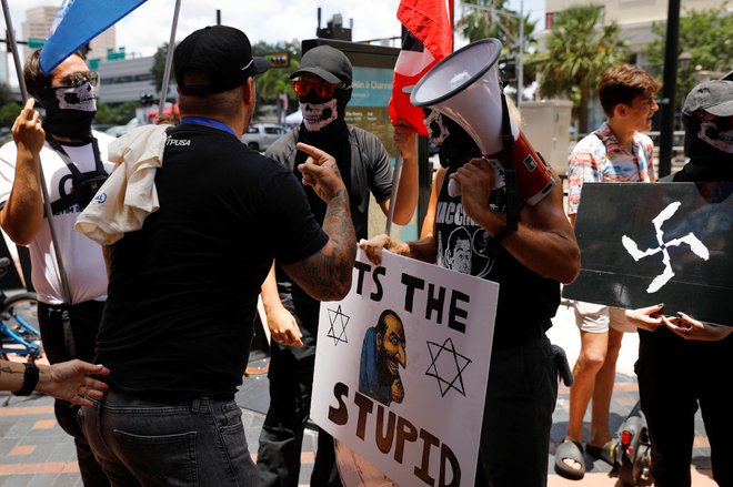 Protest antisemitov pred kongresnim centrom Tampa julija letos. FOTO: Marco Bello/Reuters
