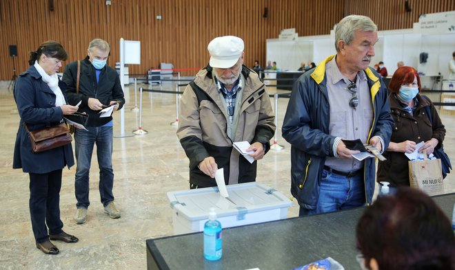 Predčasne volitve potekajo na 96 voliščih po Sloveniji od danes do četrtka, vsak dan med 7. in 19. uro. FOTO: Jože Suhadolnik/Delo
