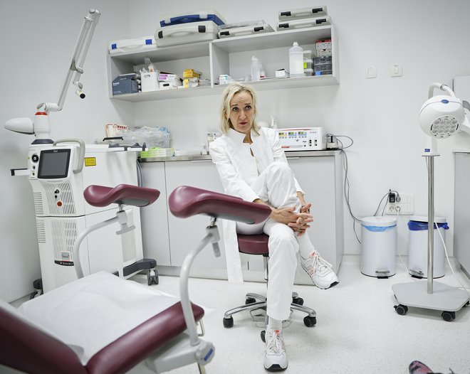 Sabina Senčar uživa v zdravniškem poslanstvu: »Res imam rada svoj poklic.« FOTO: Jože Suhadolnik/DELO
