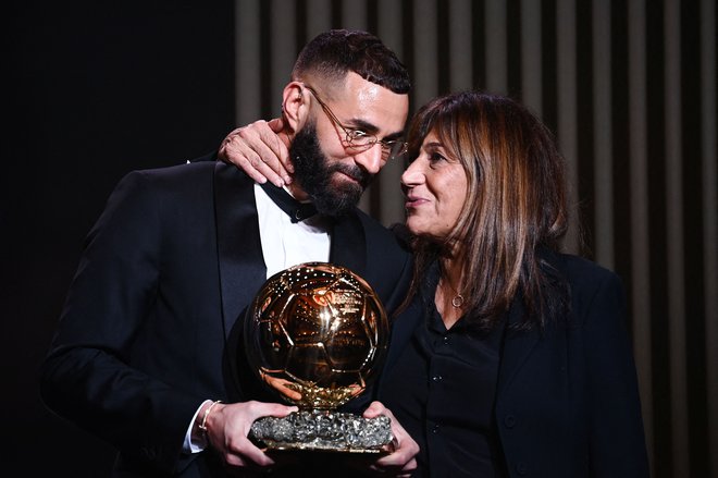 Žensko družbo Karima Benzemajav »Theatre du Chatelet« je dopolnjevala tudi njegova mati Malika Benzema. FOTO: Franck Fife/AFP
