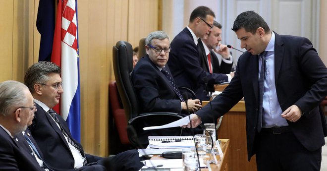 Premier Andrej Planković (drugi z leve) je očital opoziciji, da je pod vplivom tujih sil, Nikola Grmoja (prvi z desne) pa je zatrdil, da hoče Plenković preusmeriti pozornost. FOTO:&nbsp;Bruno Konjević/Cropix

