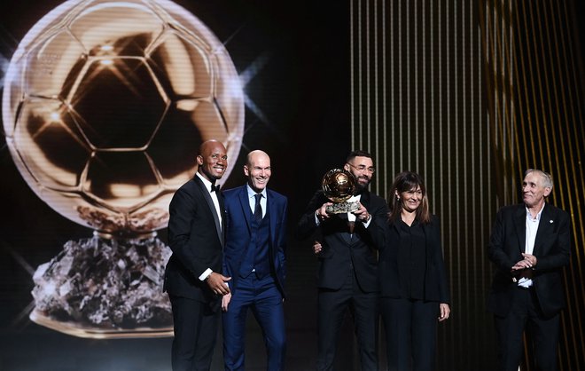 Karim Benzema je poziral z zlato žogo v družbi voditelja Didierja Drogbaja, podeljevalca Zinedina Zidana ter staršev Malike in Hafida Benzemaja. FOTO: Franck Fife/AFP
