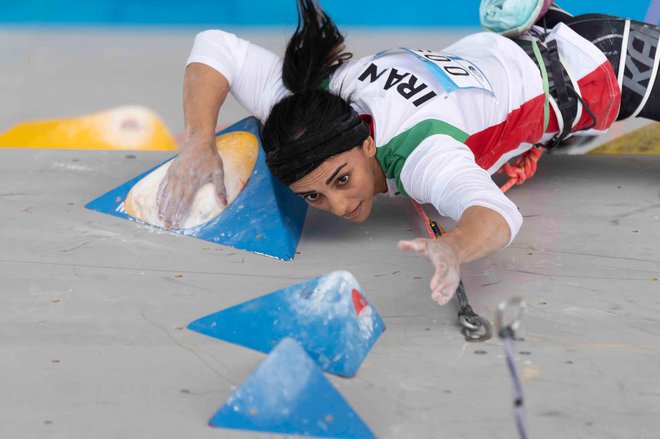 Elnaz Rekabi je menda prva iranska športnica, ki je na mednarodnem športnem tekmovanju kršila pravilo zakrivanja las. FOTO: Rhea Kang/AFP
