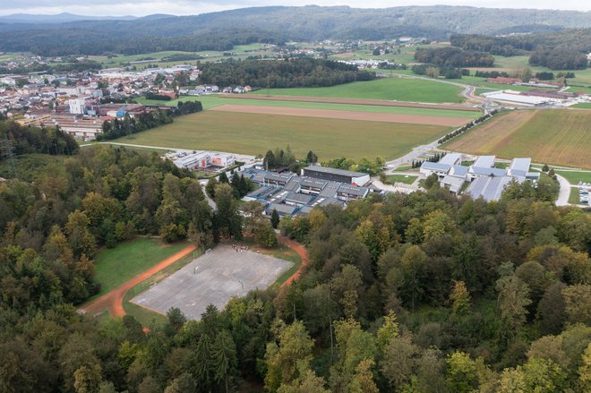 Pri ivanškem vzgojno izobraževalnem centru bo v naslednjih enajstih mesecih zrasel sodoben športni park s številnimi igrišči. FOTO:&nbsp;Gašper Stopar
