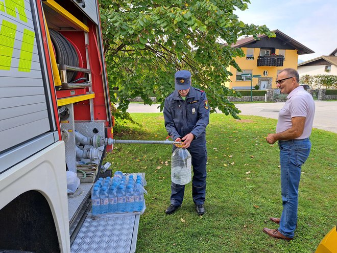 Pitno vodo so krajanom gasilci dostavljali na štiri različne lokacije. FOTO: Špela Kuralt/Delo
