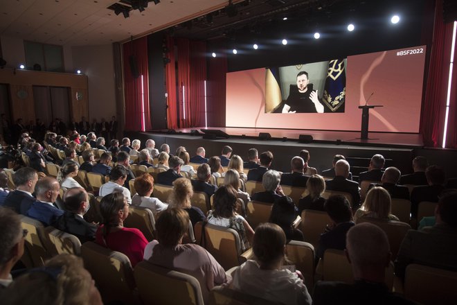 Ukrajinski predsednik Volodimir Zelenski se je 29. avgusta prek spleta vključil v BSF Blejski strateški forum. FOTO JURE ERŽEN/DELO
