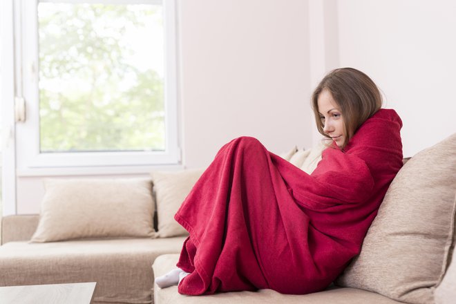 Če vas zebe, pa zunanjih temperatur ne gre ravno obtoževati, velja preveriti svoje zdravstveno stanje. FOTO: Arhiv Polet/Shutterstock&nbsp;
