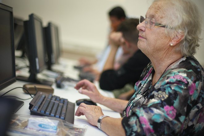 Načrt aktivnosti za leto 2023 vključuje več projektov za razvoj (osnovnih) digitalnih kompetenc ciljnih skupin. FOTO: Jure Eržen/Delo
