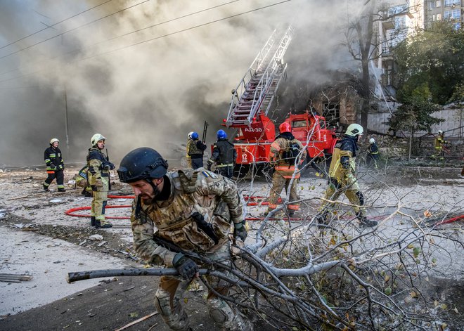 Nekaj ruskih raket je ukrajinska obramba prestregla, a vseh vseeno ne. FOTO: Vladislav Musijenko/Reuters
