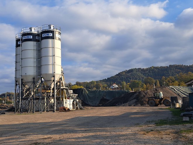 V Stonexu pričakujejo, da bodo nevarne kupe predelali in odstranili do konca leta ali v začetku prihodnjega leta. Pogodbeni rok z DRSI je bil podaljšan do 31. oktobra 2023. FOTO: Špela Kuralt/Delo
