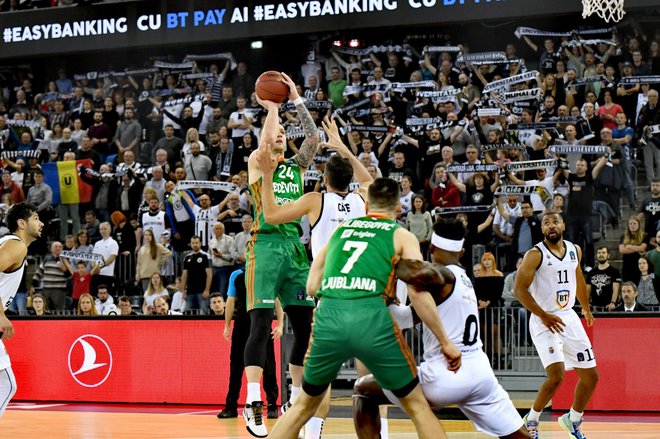 Center Alen Omić (z žogo) je bil drugi strelec Ljubljančanov, krilni center Amar Alibegović je ostal pri ničli. FOTO: Cedevita Olimpija
