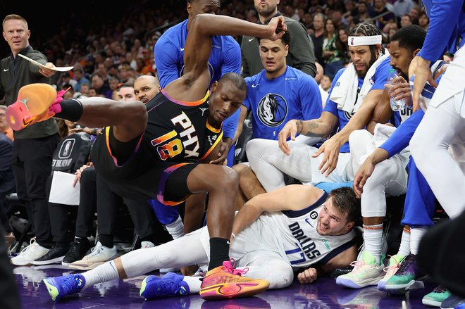 Luka Dončić ni mogel preprečiti Dallasovega poraza pri Phoenixu. FOTO: Christian Petersen/AFP
