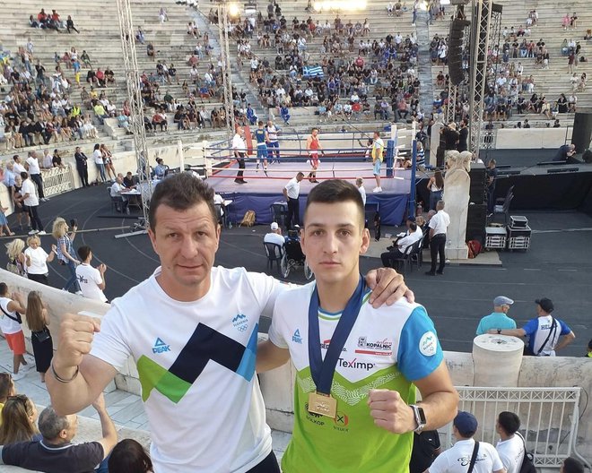 Gal Šepic (na fotografiji s trenerjem&nbsp;Alešem Šurbkom) je junija letos zmagal na turnirju v Atenah. FOTO: BZS
