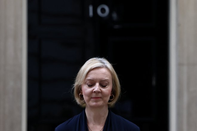 Liz Truss je v kratki izjavi pred vhodom v Downing Street 10 potrdila, da odstopa s položaja britanske premierke. FOTO: Henry Nicholls/Reuters
