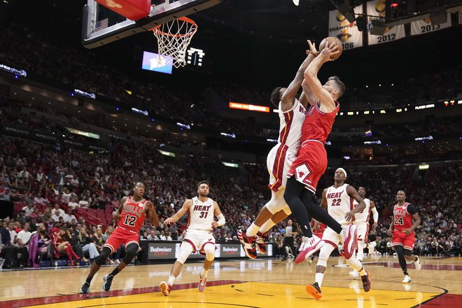 Goran Dragić (z žogo) je proslavil prvo slovensko zmago v novi sezoni lige NBA. FOTO: Eric Espada/AFP
