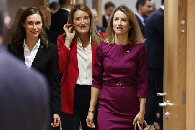 Na začetku vrh EU tradicionalno nagovori predsednica evropskega parlamenta Roberta Metsola (v sredini v družbi finske in estonske premierke Sanne Marin in Kaje Kallas) FOTO: Ludovic Marin/AFP
