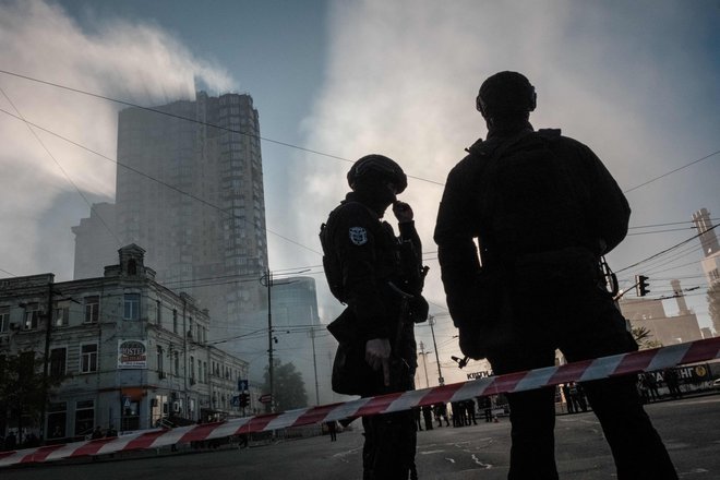 Po Kijevu spet rastejo nadzorne vojaške točke. FOTO: Yasuyoshi Chiba/AFP
